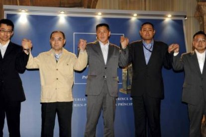 Los hombres y mujeres que trabajaron en la emergencia nuclear provocada por el terremoto y posterior tsunami que asoló Japón fueron galardonados con el Premio Príncipe de Asturias de la Concordia 2011. Foto: ELOY ALONSO/REUTERS