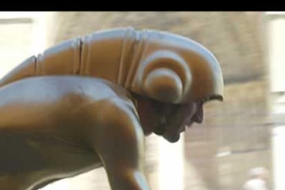 El campeón de la Vuelta en 1998, Abrahám Olano, fue el encargado de protagonizar el spot. Enfundado en un ajustado traje dorado, atravesó la ciudad en una futurista bicicleta.