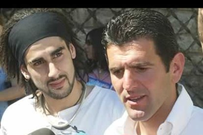 A parte de Olano, el cantante Melendi, es otro de los protagonistas del anuncio, del que se guardan en secreto la mayor parte de los detalles, para no estropear la sorpresa.