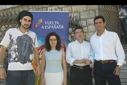 La concejala de Deportes, Natalia Rodríguez, y el alcalde de León, Francisco Fernández, a su izquierda, dieron la bienvenida a Olano y a Melendi, antes del inicio del rodaje.