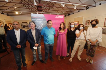 Los promotores de la exposición, junto a los autores de los textos que figuran en la misma y la edil de Cultura de Ponferrada. L. DE LA MATA