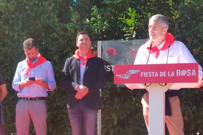 Fernando Grande Marlaska, durante su intervención, junto al secretario general del PSOE de Castilla yLeón, José Luis Tudanca y Luis Alfonso Cendón, secretario general del PSOE de León. ANA F. BARREDO