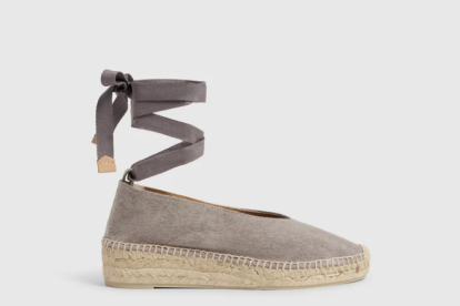 Plana, de color neutro y con cintas. Castañer. 105 euros