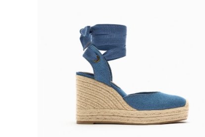 De tejido vaquero. Zara. 39,95 euros
