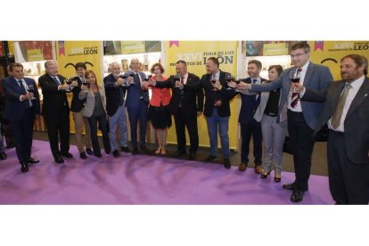 La foto de familia se oficializó en el Palacio de Exposiciones con un brindis. RAMIRO