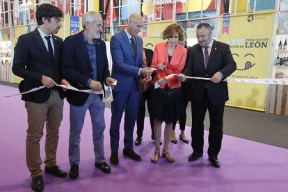 El corte de cinta dio paso a la inauguración. RAMIRO