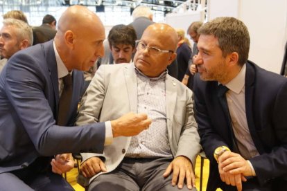 El subdelegado, en el centro, no faltó al acto. RAMIRO