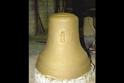 Campana artesanal en la que el Gobierno de Xantabria ha ordenado tallar el escudo real, el de la comunidad, la cruz de Santo Toribio de Liébana y la imagen de la patrona de la autonomía.