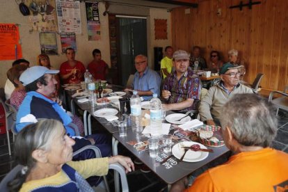 Los vecinos desalojados comen en Quintanilla de Losada.