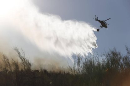 Un helicóptero descarga en el monte.