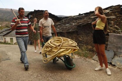 Habitantes de Ambasaguas se preparan ante la llegada del fuego.