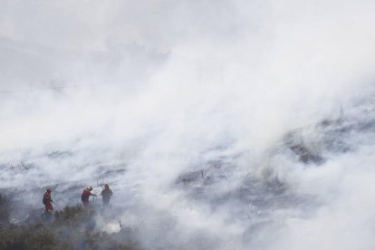 Las tareas de extinción comenzaron el pasado martes por la mañana en la localidad de Losadilla.
