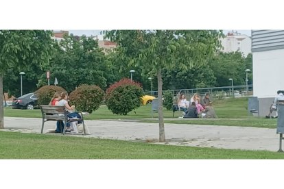 Alumnos que se presentan a la Ebau, en el campus este mediodía. DL