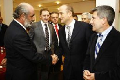 El responable de Industria mantuvo un encuentro con empresarios leoneses a los que aconsejó invertir en sectores emergentes para salir de la crisis. |Ramiro