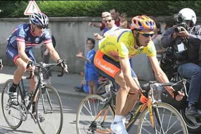 En este Tour, sin embargo, no lo va a tener tan fácil. Sus principales «enemigos» han cosechados importantes éxitos en las carreras previas y llegan con una gran fuerza moral. Además, quieren impedir que se convierta en el primer ciclista en ganar 6 Tours.