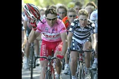 <b>Gilberto Simoni</b>, tercero en la última edición del Giro de Italia, es otro de los ciclistas que suenan entre las porras de los favoritos. En su contra está el no haber brillado nunca en la prueba francesa.