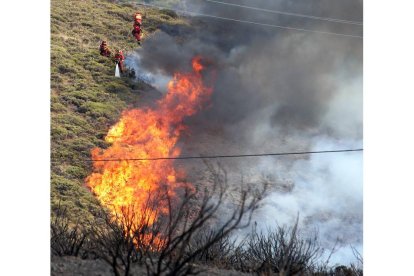 Los bomberos se jugaron la vida ante la virulencia de las llamas. RAMIRO