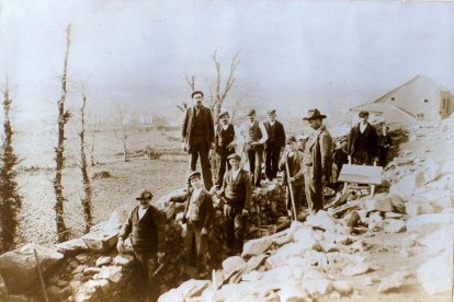 Construcción del muro del Palacio en 1909. Mucha gente lo confunde con la verdadera muralla del castillo. DEMETRIO MERAYO