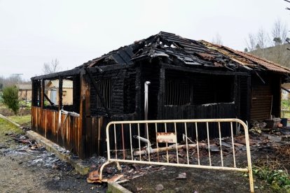 Arde de madrugada una caseta destinada a oficina en los huertos de La Candamia de León. CAMPILLO
