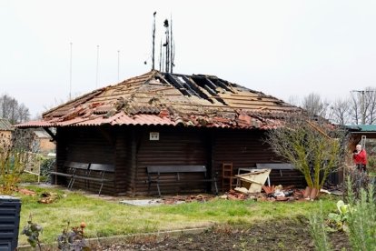 Arde de madrugada una caseta destinada a oficina en los huertos de La Candamia de León. CAMPILLO