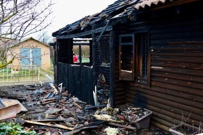 Arde de madrugada una caseta destinada a oficina en los huertos de La Candamia de León. CAMPILLO