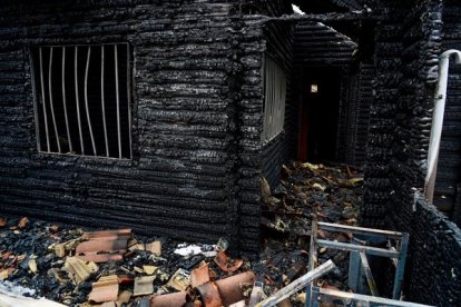 Arde de madrugada una caseta destinada a oficina en los huertos de La Candamia de León. CAMPILLO