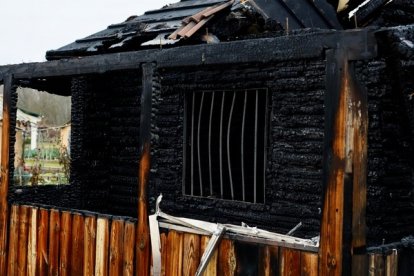 Arde de madrugada una caseta destinada a oficina en los huertos de La Candamia de León. CAMPILLO