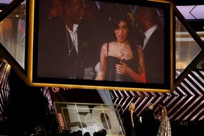 Dio igual que sus peligrosas aficiones personales sean tan populares o más que sus trabajos discográficos, o que no pudiera acudir a la gala por problemas en la concesión de su visado. Actuó en la gala vía satélite.