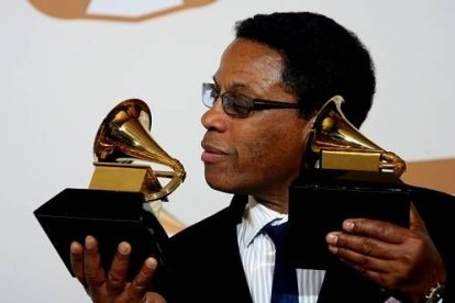 Amy pudo haber arrasado y puesto el broche de oro a la velada con el galardón al Mejor Disco del Año, pero el premio más importante fue a parar a manos del pianista Herbie Hancock, que no se lo podía creer, y su obra «River: The Joni Letters.»