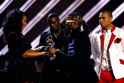 El rapero estadounidense Kanye West, aunque se quedó corto en las expectativas generadas, se hizo con cuatro de los ocho premios a los que aspiraba, y ofreció a la audiencia del Staples Center de Los Ángeles dos soberanas interpretaciones.