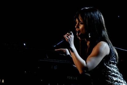 Pero la primera actuación de la noche fue también una de las más comentadas de la ceremonia: el dueto virtual entre Alicia Keys y Frank Sinatra, que se compenetraron a la perfección para interpretar «Learnin' the Blues».