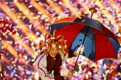 Planificado como un gran homenaje a la mejor música de las últimas cinco décadas, en el 50 aniversario de los Grammy no podía faltar un recuerdo a The Beatles, y el grupo teatral Cirque Du Soleil se encargó de plasmar sobre las tablas un número que imprimía movimiento a los acordes de «A Day In The Life», uno de sus temas más conocidos.