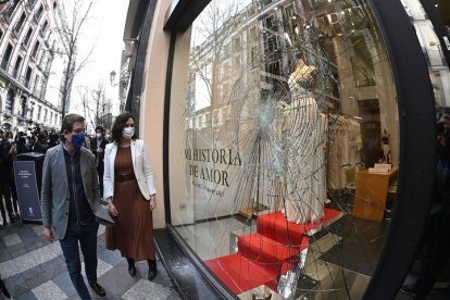 El alcalde y la presidenta de la Comunidad de Madrid comprueban los desperfectos de los disturbios. FERNANDO VILLAR