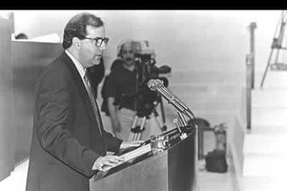 Su carrera política comenzó en Burgos, donde ocupó el cargo de presidente del PP en esa provincia en 1993.