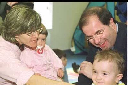 El presidente del Ejecutivo autonómico ha lanzado, durante su legislatura, varias iniciativas para fomentar el incremento de la natalidad.