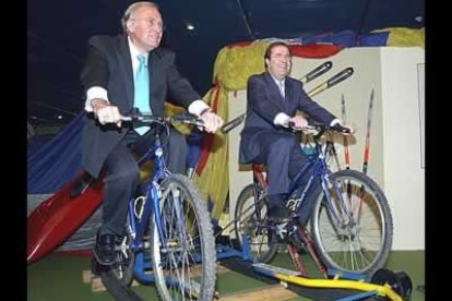 El presidente Herrera, junto al consejero de Industria, en la Feria de Turismo Interior, Intur, el mayor escaparate de este sector en la comunidad.