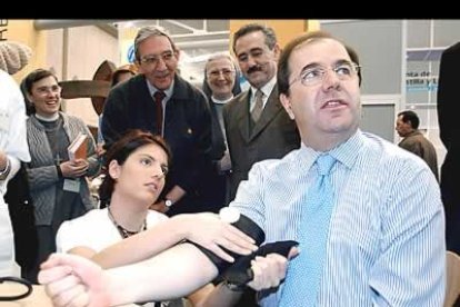 Herrera, donando sangre, en un acto de solidaridad.
