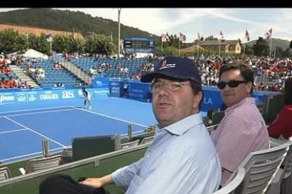 Herrera, disfrutando de uno de sus deportes preferidos, el tenis, en el torneo Villa del Espinar.