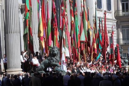 El Congreso de los Diputados respaldó a León como Cuna del Parlamentarismo y rindió homenaje a los decreta en un acto oficial en el que los pendones del Reino ondearon su poder ante los leones de las Cortes / BENITO ORDÓÑEZ