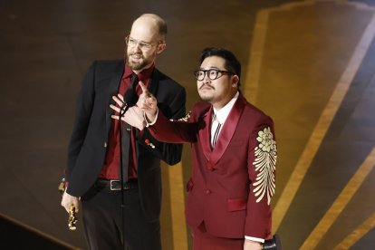 Daniel Kwan y Daniel Scheinert, “Los Daniels”, Oscar a la mejor dirección. EFE/EPA/ETIENNE LAURENT