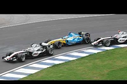 Alonso entre los dos McLaren, de Montoya y Raikkonen.