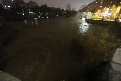 El Bernesga, anoche, a su paso por el centro de la capital. RAMIRO (5)