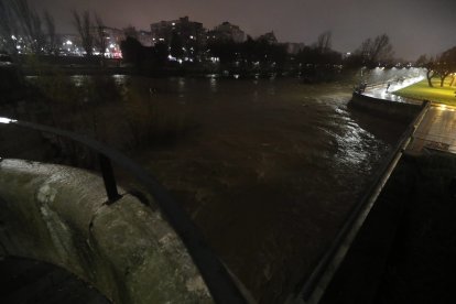 El Bernesga, anoche, a su paso por el centro de la capital. RAMIRO