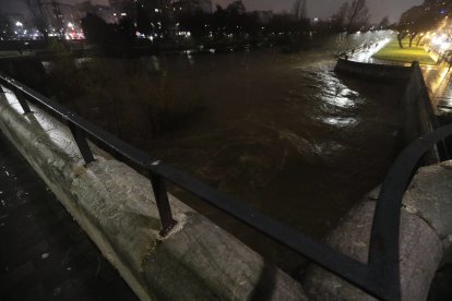 El Bernesga, anoche, a su paso por el centro de la capital. RAMIRO