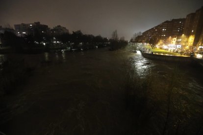 El Bernesga, anoche, a su paso por el centro de la capital. RAMIRO