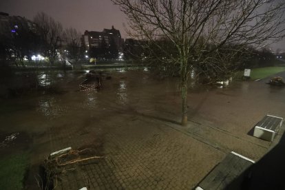 El Bernesga, anoche, a su paso por el centro de la capital. RAMIRO