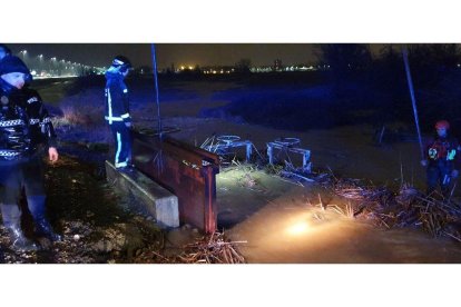 Los bomberos de la capital trabajando anoche en la zona de La Granja. DL