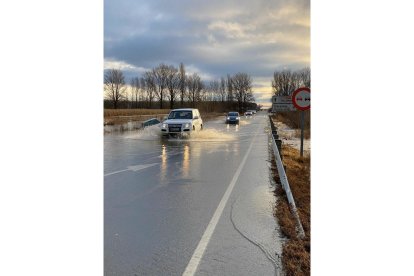 La carretera entre Santa María del Páramo y Villamañán. DL