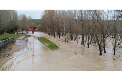 La zona comprendida entre Carrefour y los huertos de la Candamia ha quedado completamente inundada.  DL