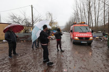 Los bomberos de Ponferrada acuden a una intervención con motivo de las intensas lluvias. ANA F. BARREDO (7)